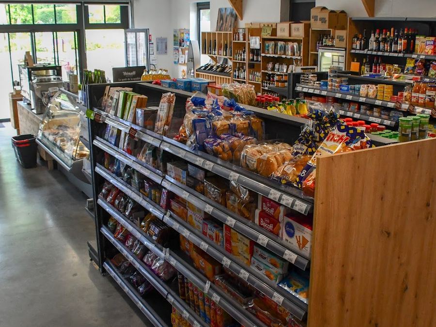 Les rayons d'épicerie et la vitrine traiteur