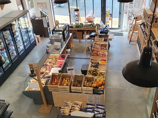 Vue d'en haut de l'étal de fruits et légumes et des vitrines réfrigérées