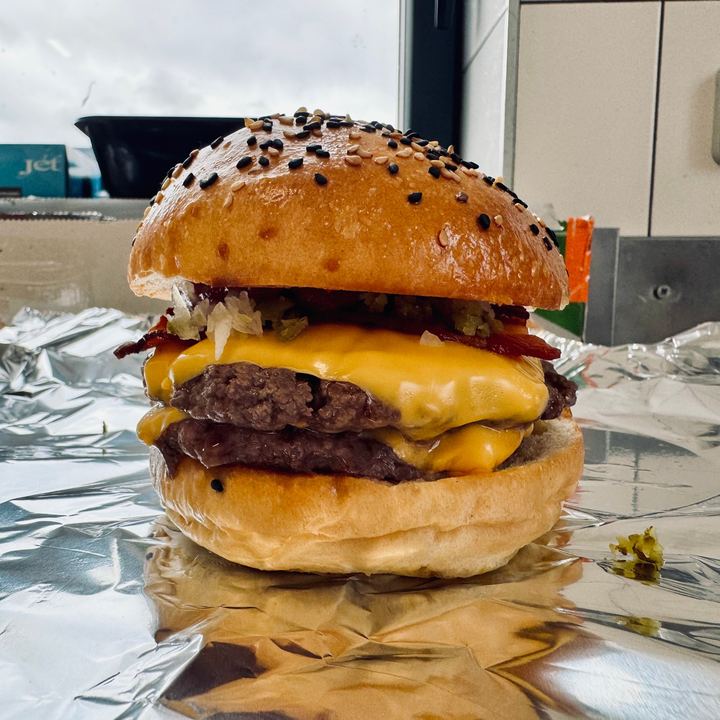 Double cheeseburger maison au bacon, pain brioché au sésame