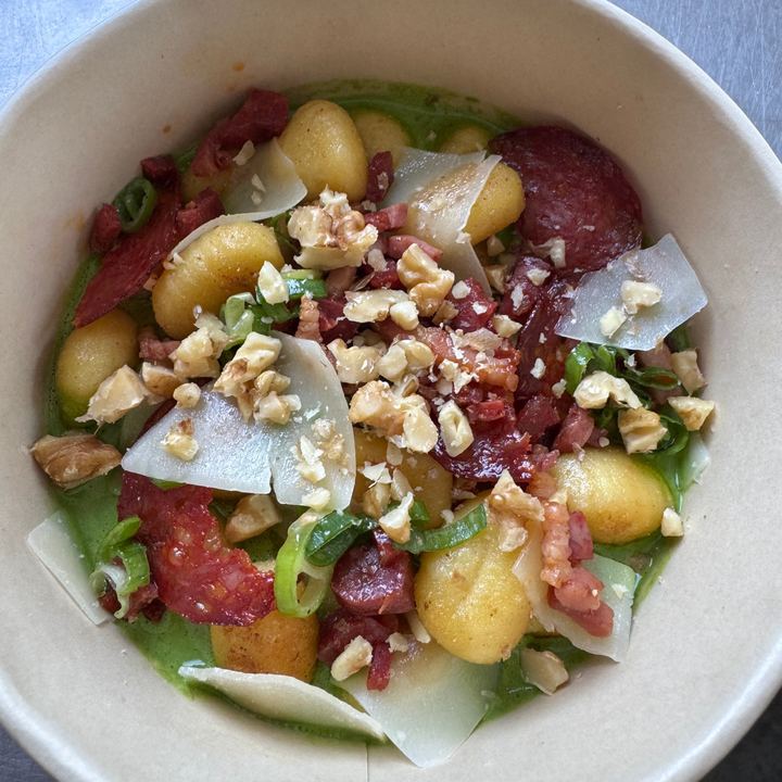 Gnocchis poêlés, sauce verte, chorizo, copeaux de parmesan et noix