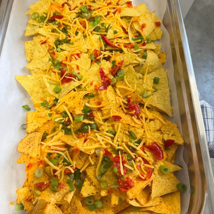 Plaque de nachos au cheddar, piment et oignon nouveau