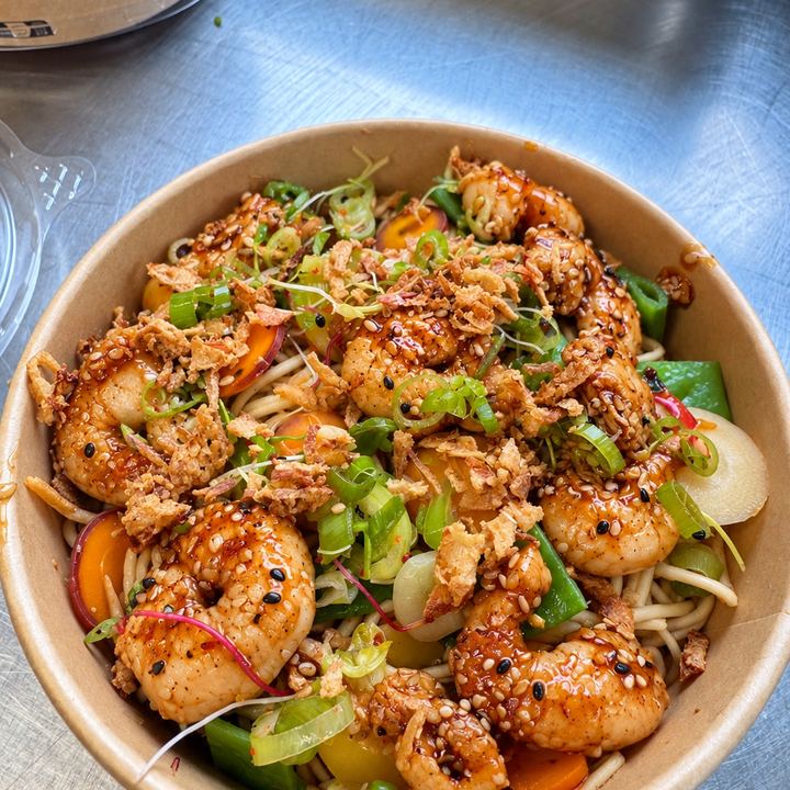 Nouilles sautées aux crevettes laquées, légumes croquants et oignon frit