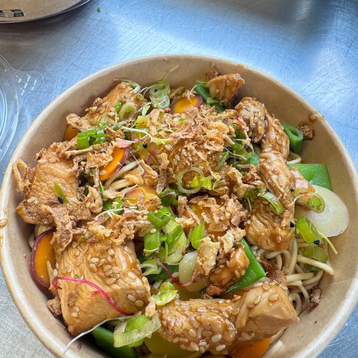 Nouilles sautées au poulet laqué et sésame