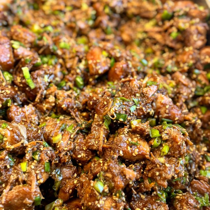 Porc au caramel mijoté, sésame et oignon nouveau