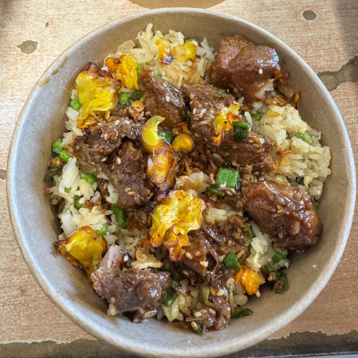 Porc au caramel sur riz cantonais, petits pois, oignon nouveau et chips de légumes