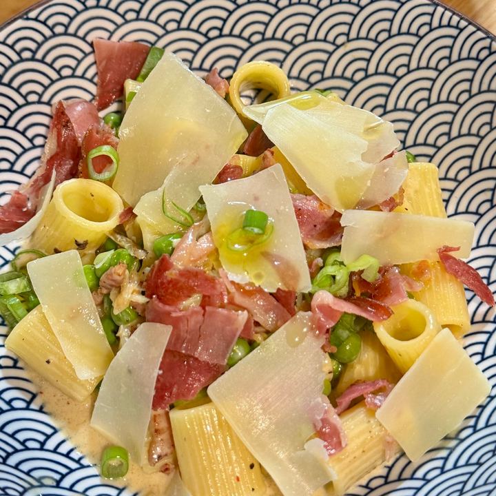 Les carbo’ du Guerno : rigatoni à la carbonara, jambon cru, petits pois et parmesan