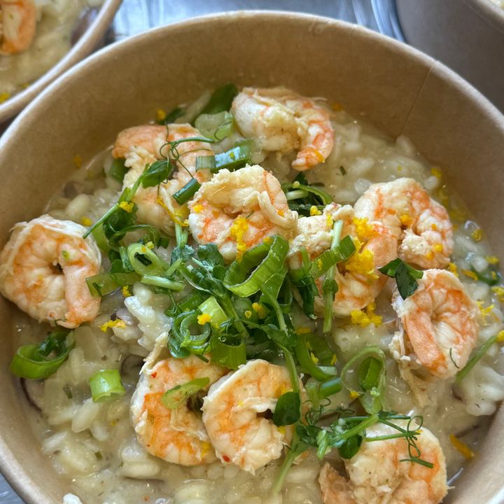 Risotto crémeux aux crevettes et pousses fraîches
