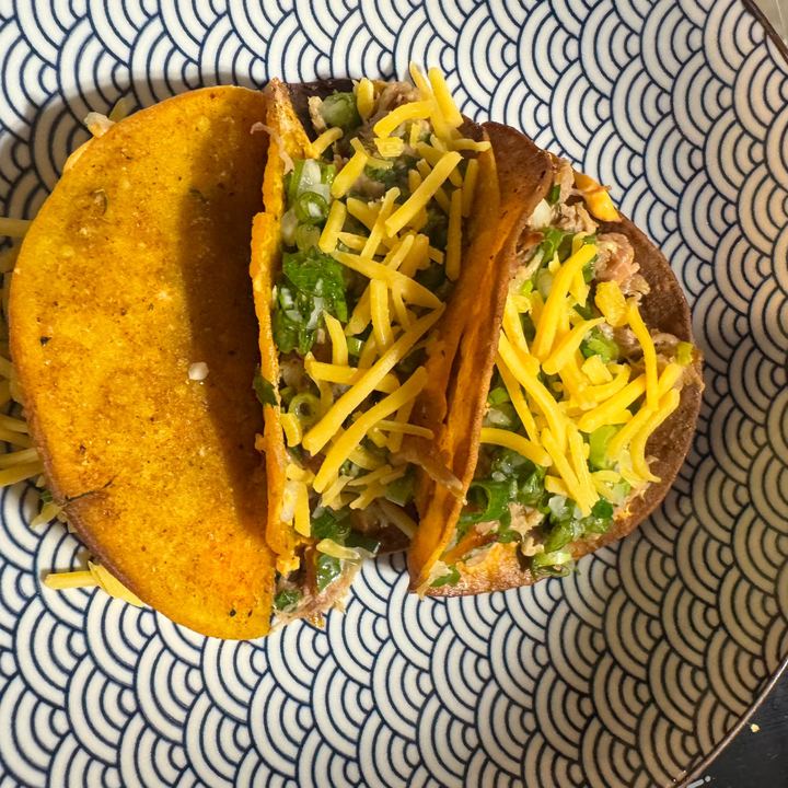 Tacos croustillants garnis de viande effilochée et cheddar