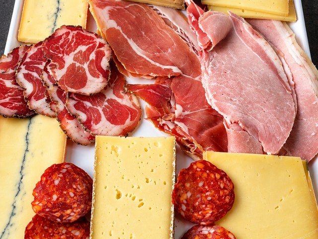 Plateau raclette : Morbier, tomme, fromage à raclette, jambon, coppa et chorizo